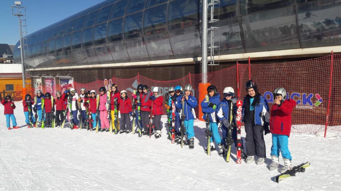 Ziyaeddin Fahri Fındıkoğlu Ortaokulu öğrencileri kayak eğitiminde